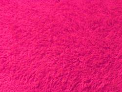 Shag neon pink 4,00 m breit schwer entflammbar nach EN 13501-1, Klasse Cfl-S1.